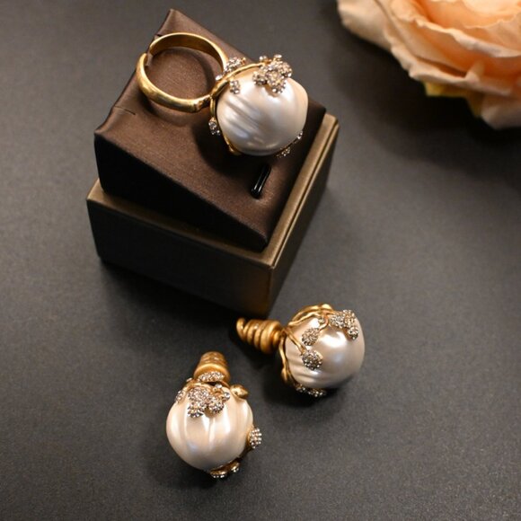 Elegant Baroque Pearl Flower Bud Studs - Picture 6 of 7